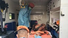 遭鳄鱼袭击 马国男子猛戳眼脱险